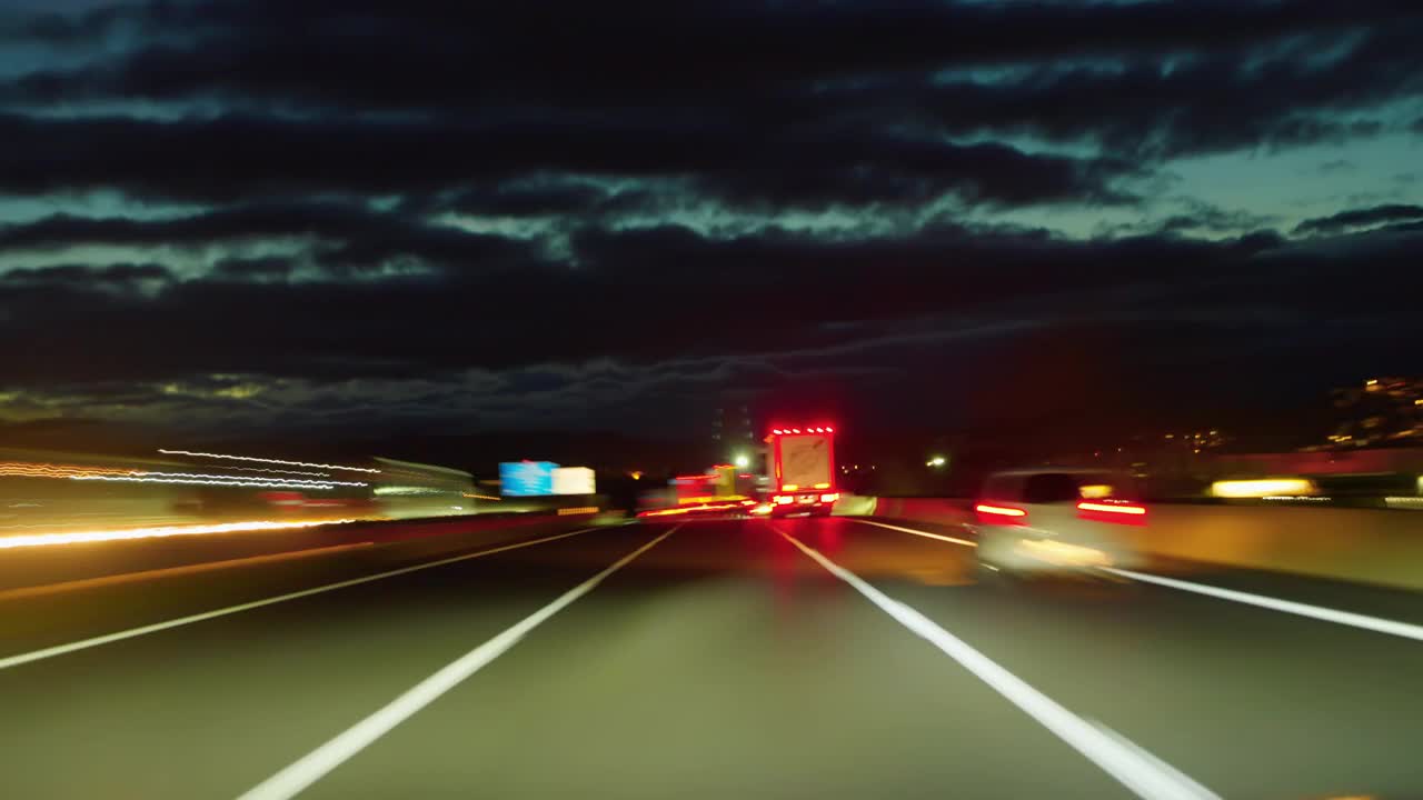 汽车行驶在夜晚的城市道路上。Hyperlapse视频素材