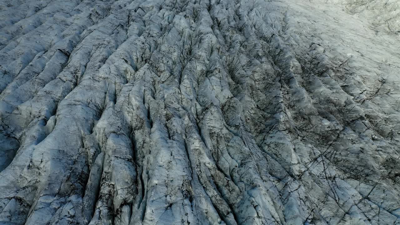 黎明时分，在瑞士恩加丁的morteratsch冰川上空，一架平底飞机朝着冰川末端和被雾覆盖的山谷上空飞行视频素材