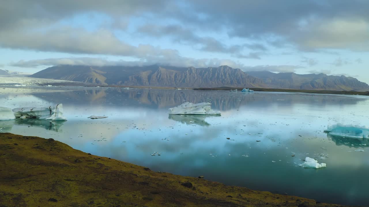 冰山漂流在蓝色的北冰洋泻湖冰川全景冰岛视频素材