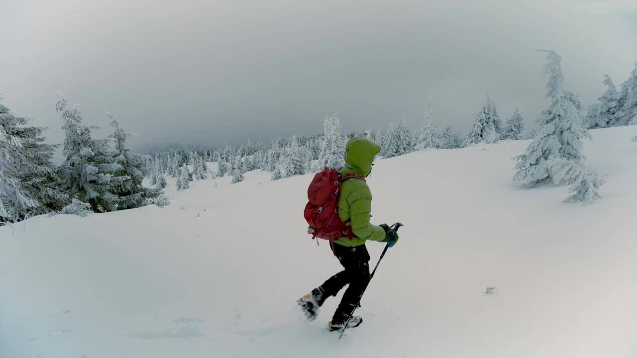 一名男子在美丽的冬季山上徒步旅行视频素材