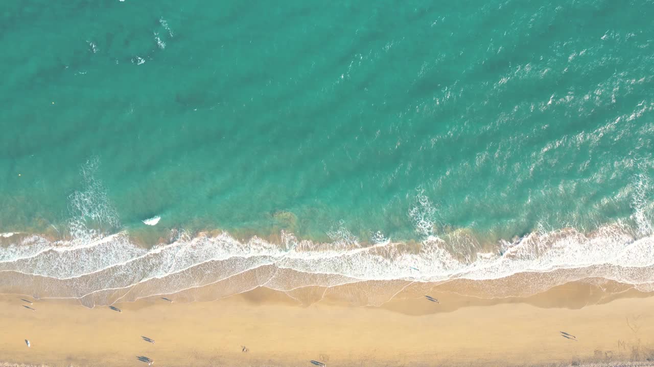 夏天的海景美丽的波浪，蓝色的海水在阳光明媚的日子。西班牙，加那利岛，埃斯昆佐海滩。海上鸟瞰图，热带自然美丽明亮的海浪飞溅和沙滩沙滩夕阳视频素材