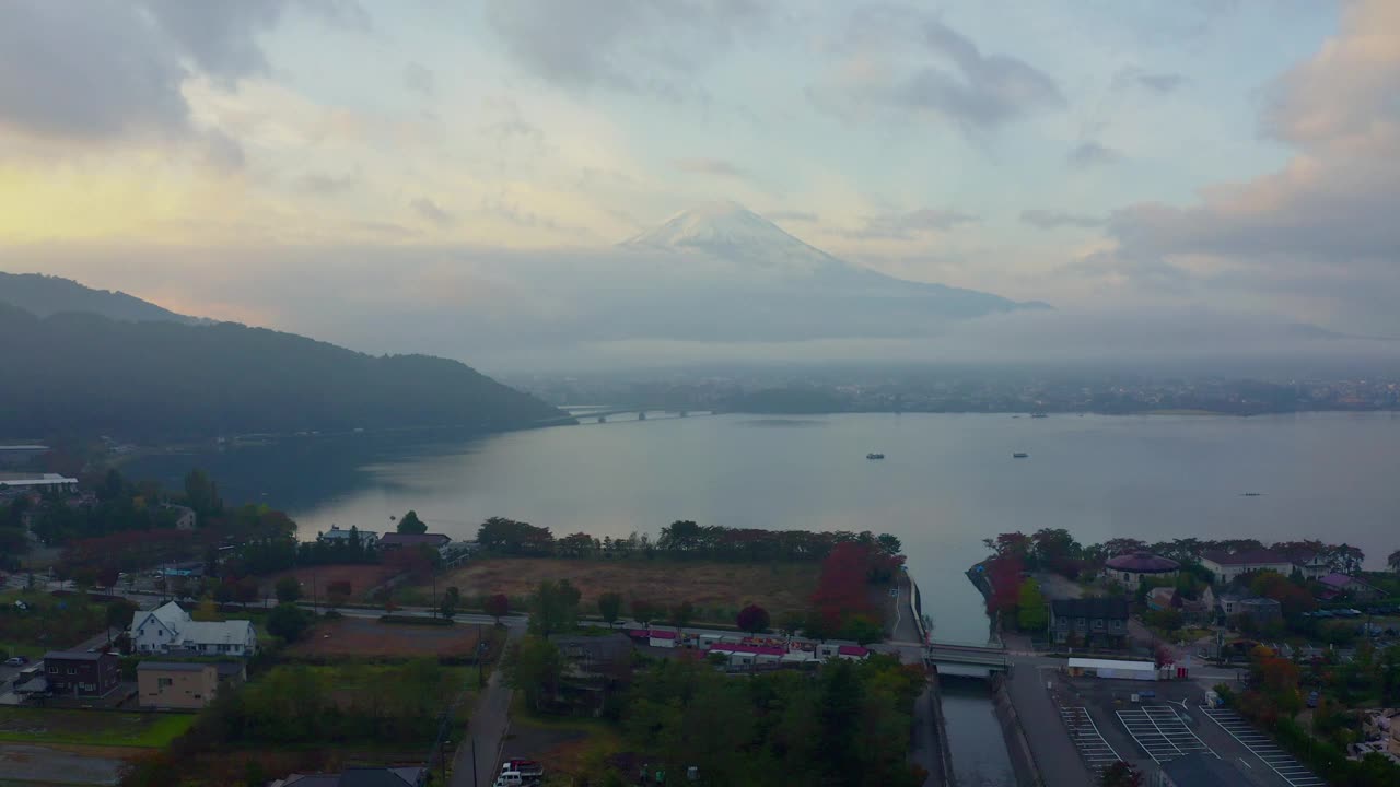 鸟瞰日本山梨县川口市川口湖的晨景，背景是富士山。视频下载