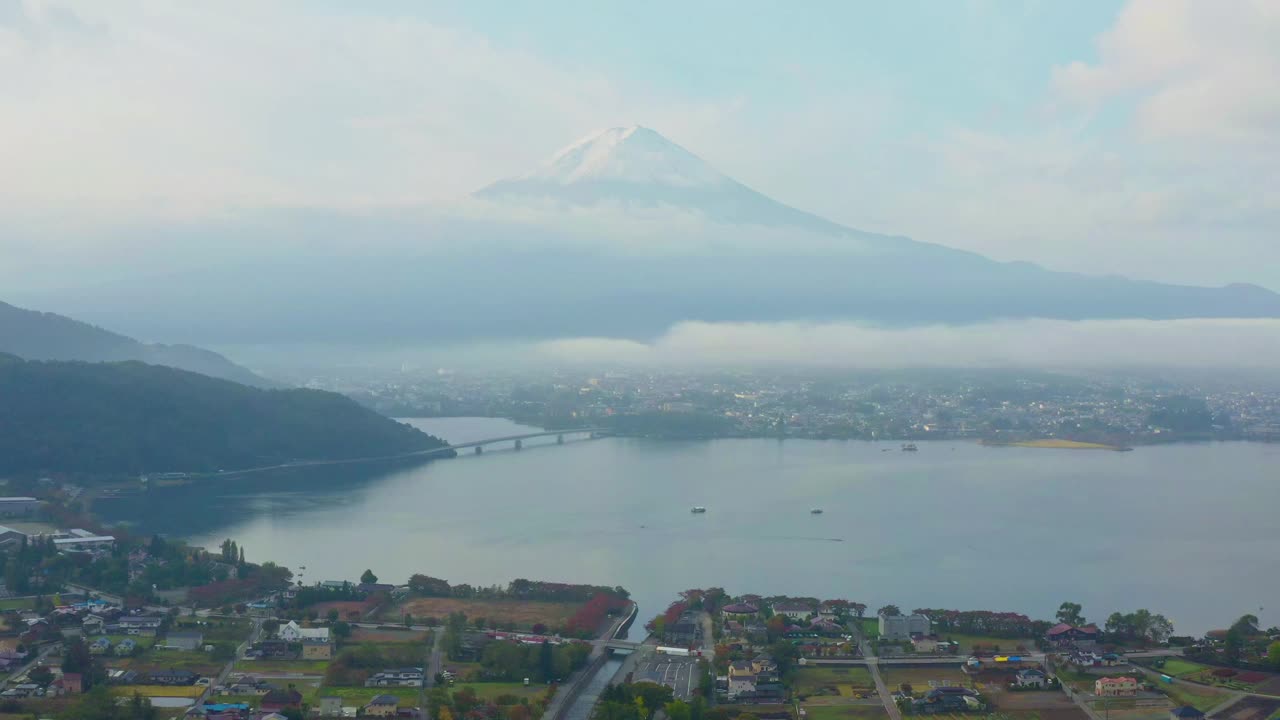 鸟瞰日本山梨县川口市川口湖的晨景，背景是富士山。视频下载