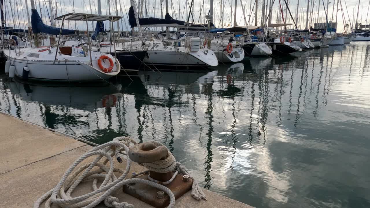 西班牙巴达洛纳海港，船只在水中倒影，一个和平与安宁的地方。视频素材