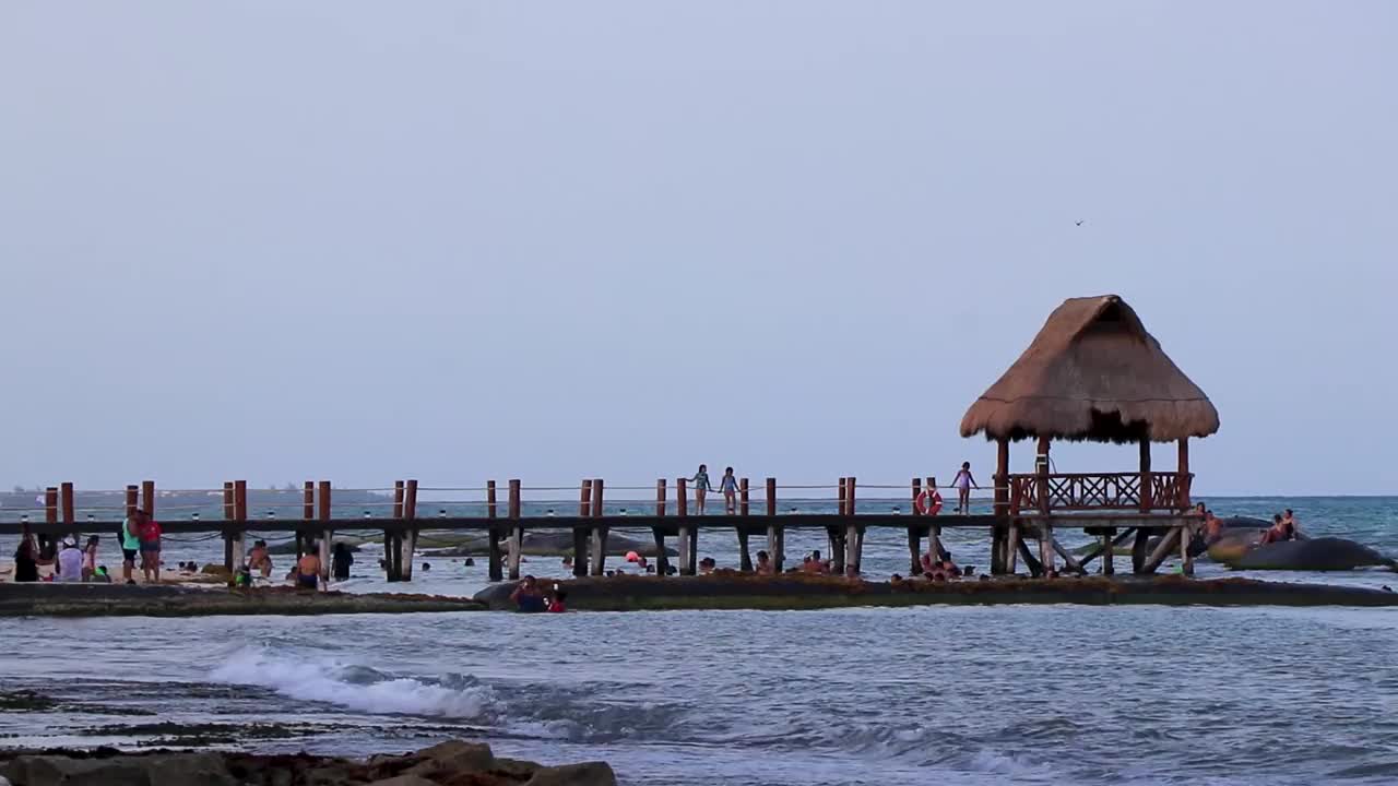 热带加勒比海滩清澈的绿松石水码头Playa xcalacaco墨西哥。视频素材