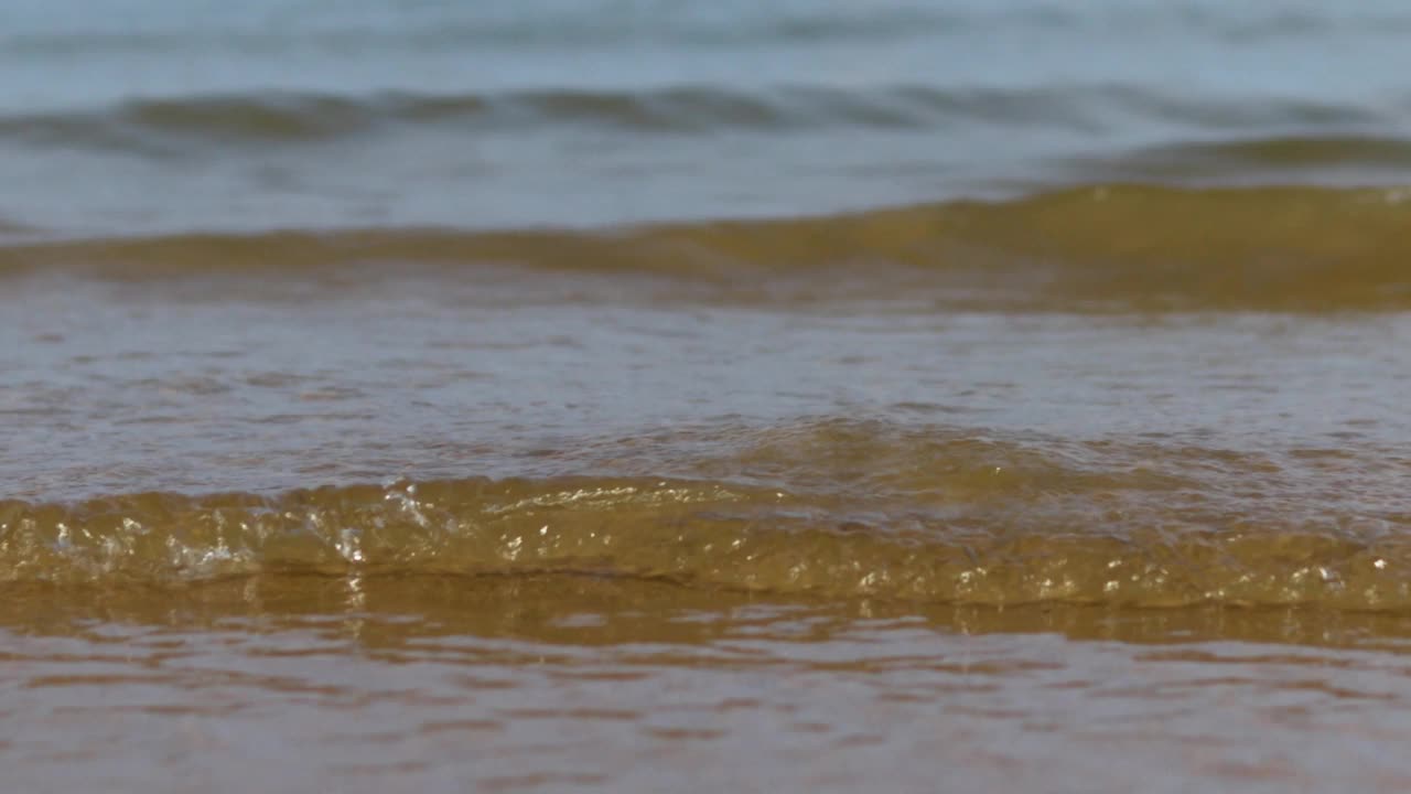 早晨沙滩上的海浪视频素材