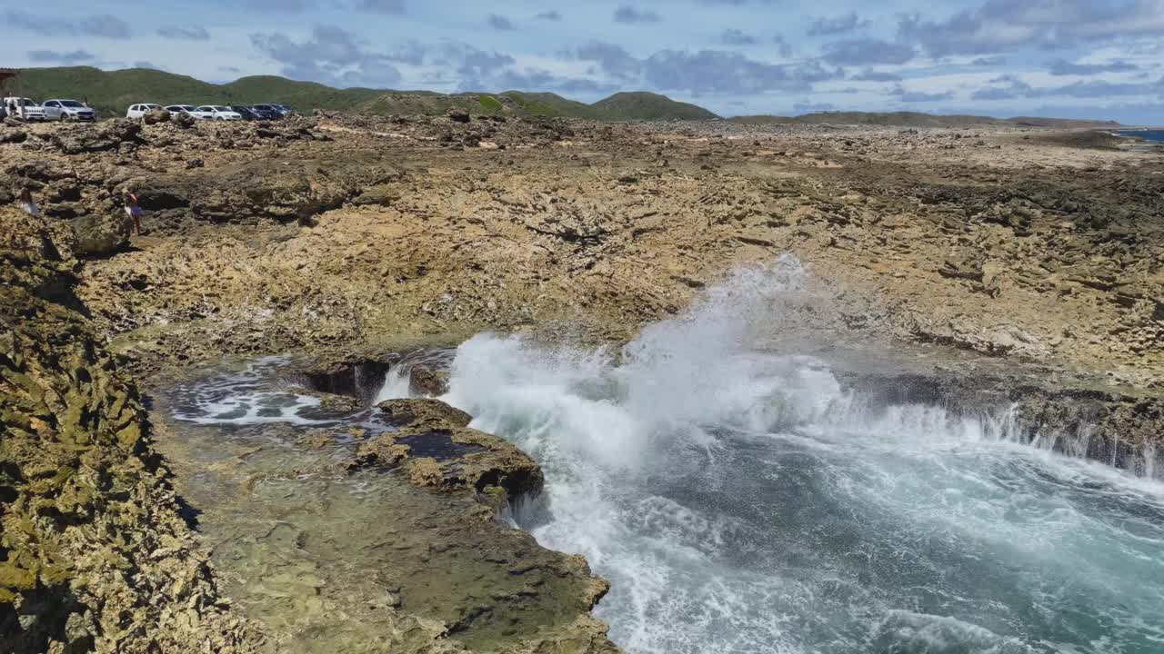 库拉索岛的波卡国家公园里，波卡手枪的破浪。慢动作。视频素材