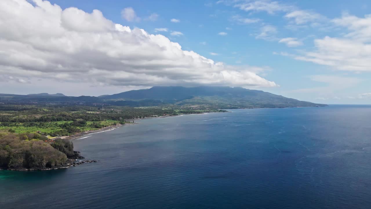 巴厘岛东部的成本场景，背景是火山，周围是海洋视频素材