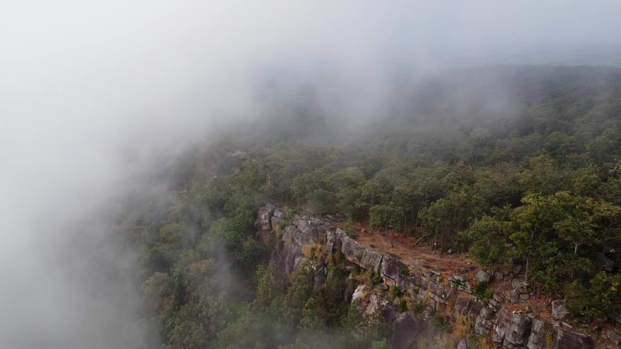 在泰国的冬季旅行中，无人驾驶飞机飞过云雾缭绕的山脉中的悬崖。自然、景观、旅游理念视频下载