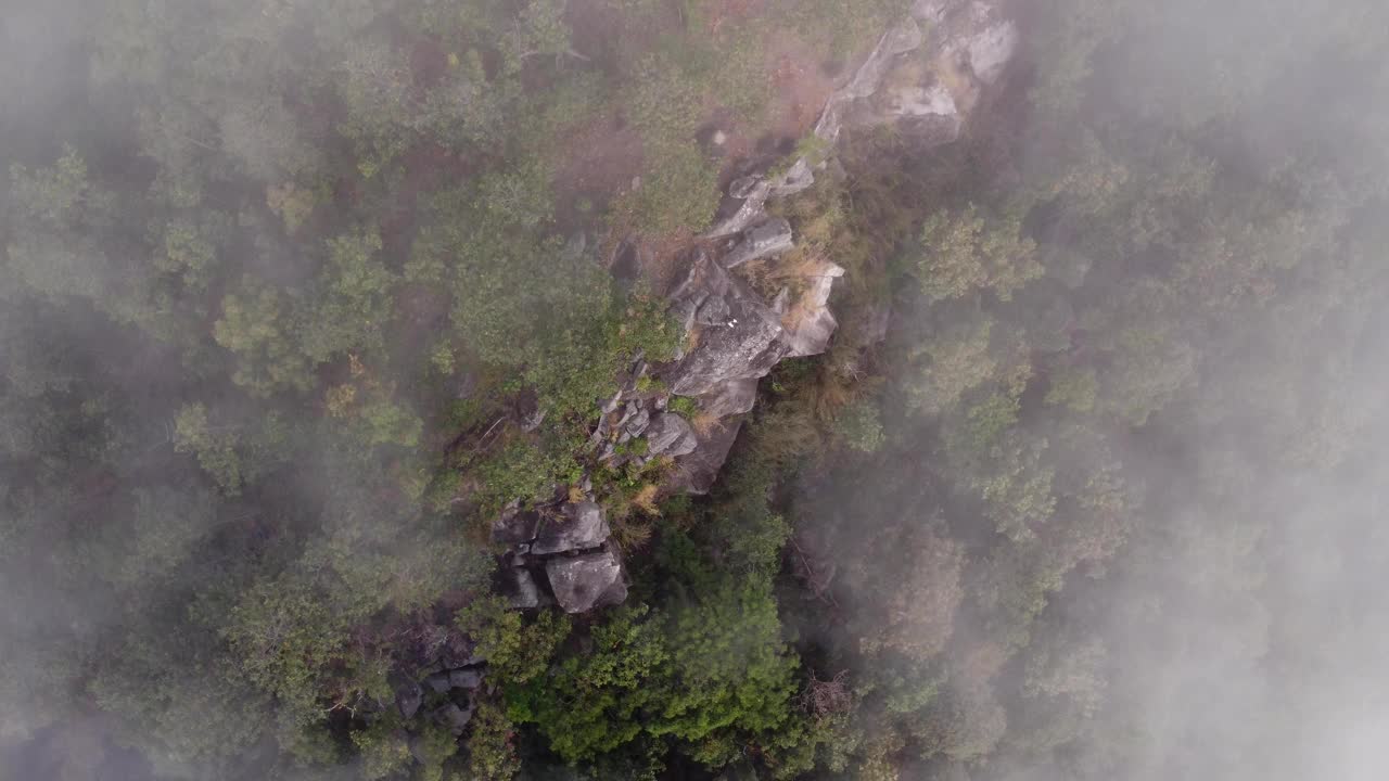 在泰国的冬季旅行中，无人驾驶飞机飞过云雾缭绕的山脉中的悬崖。自然、景观、旅游理念视频下载