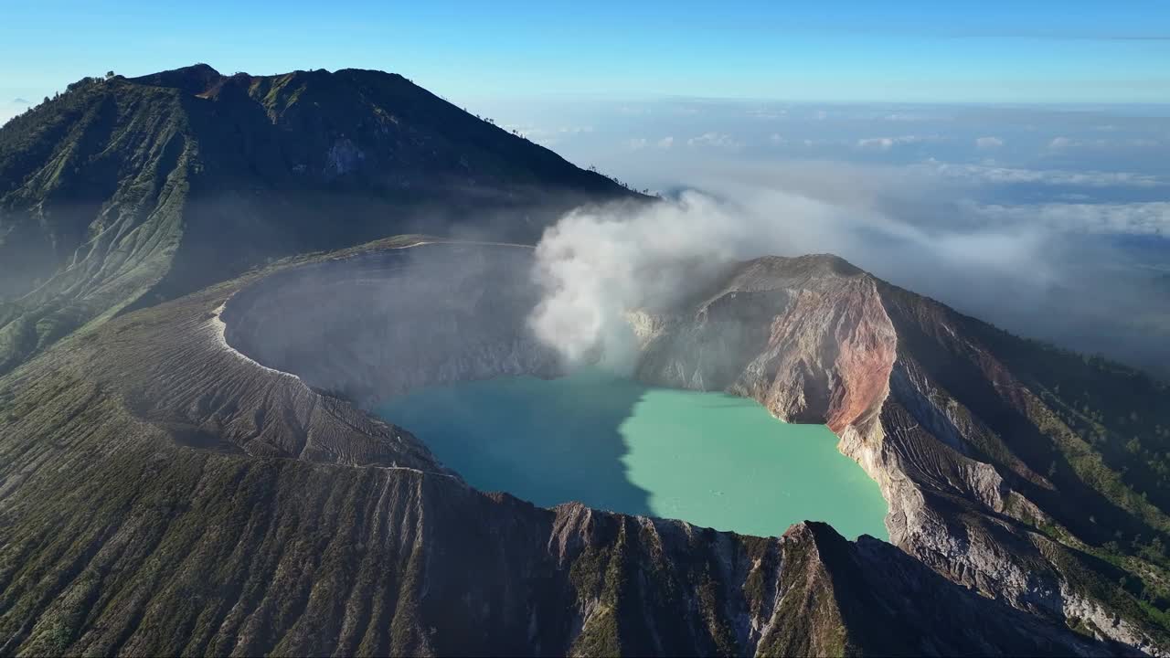 鸟瞰无人机绕轨道飞行，揭示印度尼西亚爪哇的卡瓦伊真火山口视频素材