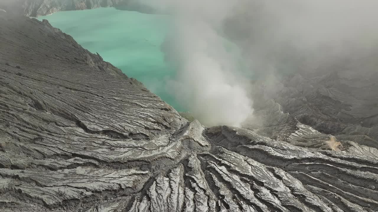 鸟瞰图从卡瓦伊真火山口，硫磺开采活火山，爪哇，印度尼西亚视频素材