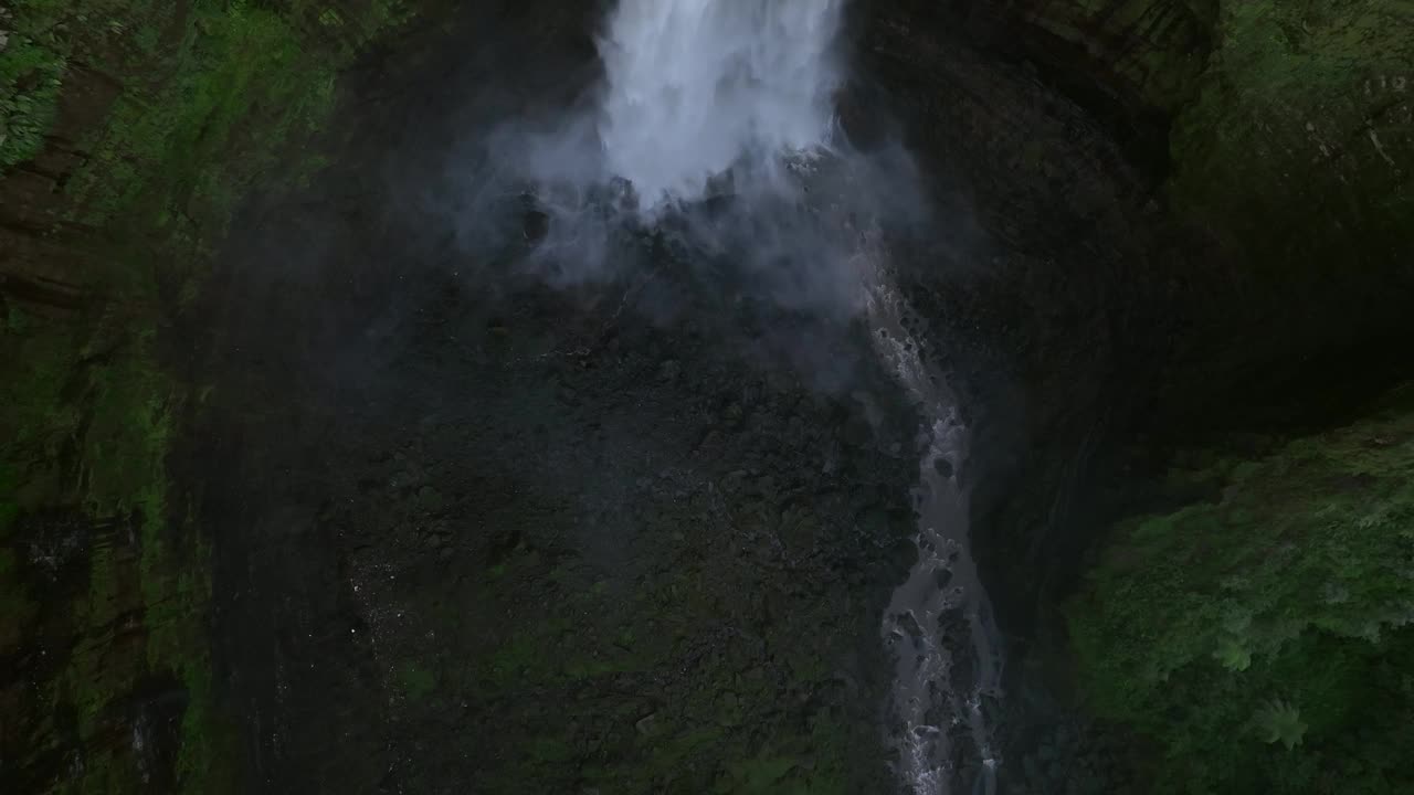 鸟瞰无人机从Coban Sriti瀑布底部升起，爪哇，印度尼西亚视频素材