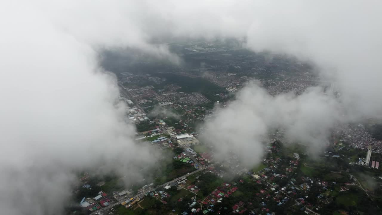 Bukit Mertajam镇被云包围视频素材