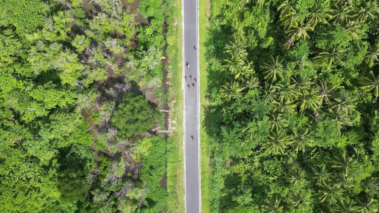 鸟瞰风景优美的道路上骑自行车的人视频素材