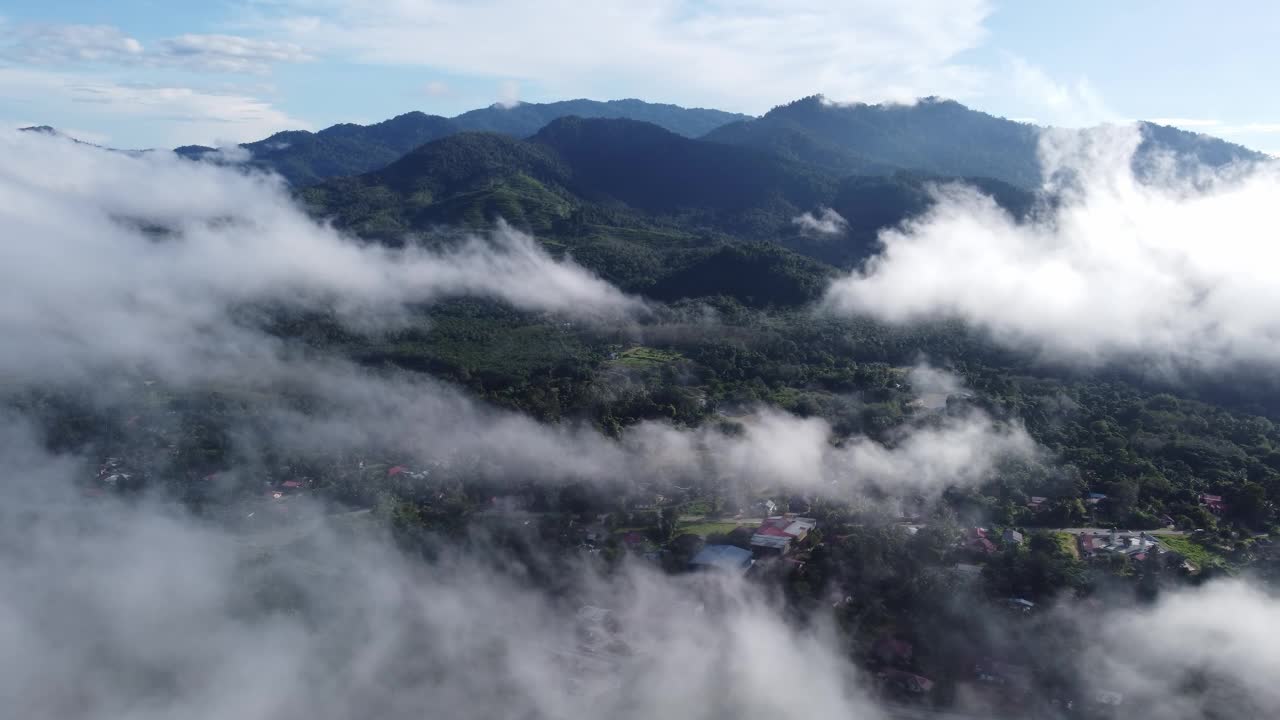 高架观景，展示巴陵山附近的传统马来村庄视频素材