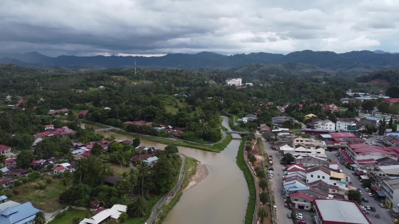 鸟瞰河流蜿蜒穿过传统的马来西亚村庄视频素材