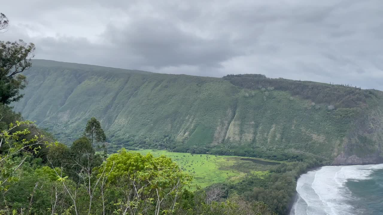 风景优美的空中全景怀皮奥谷了望远景，夏威夷大岛视频下载