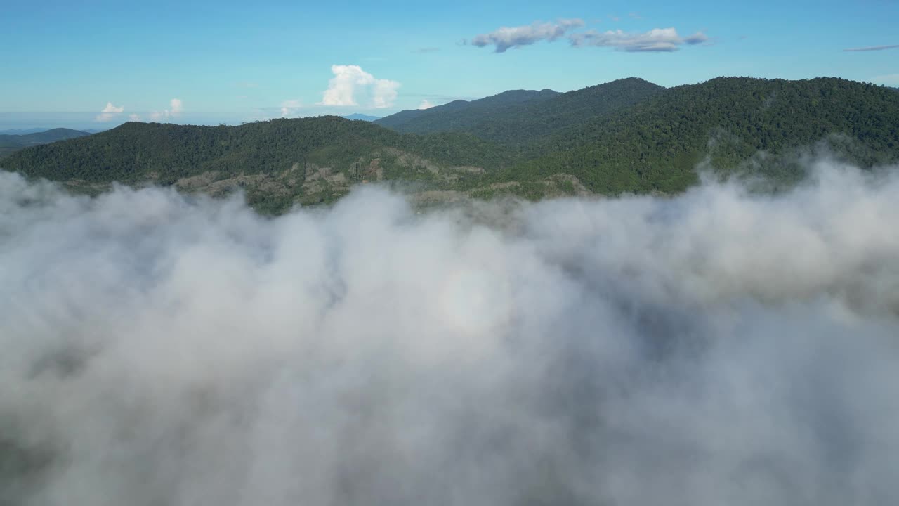 鸟瞰田园诗般的早晨景观，低云远山视频素材