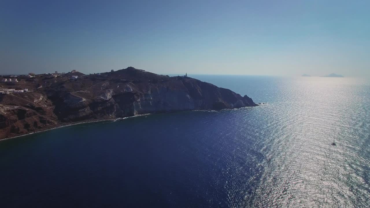 航拍视频显示一艘游艇在爱琴海航行视频素材