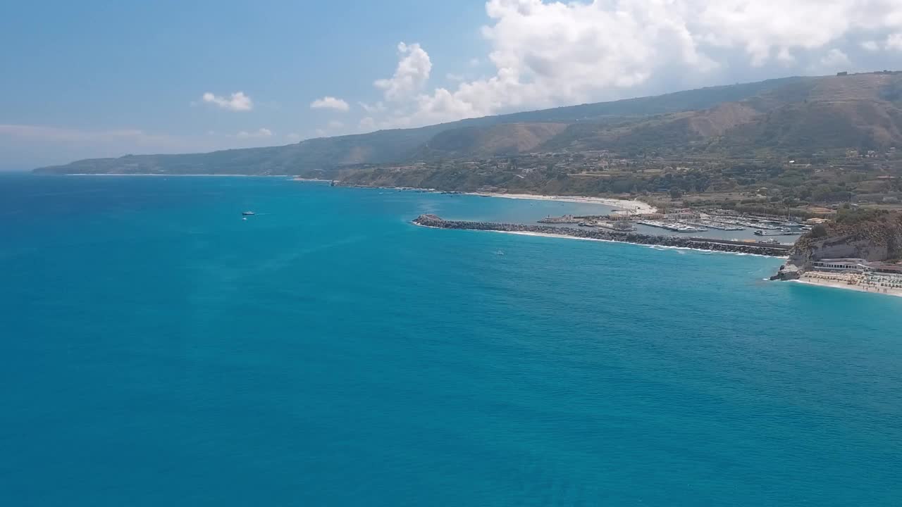 夏季的卡拉布里亚海岸线。Tropea天际线与水晶般清澈的海洋视频素材