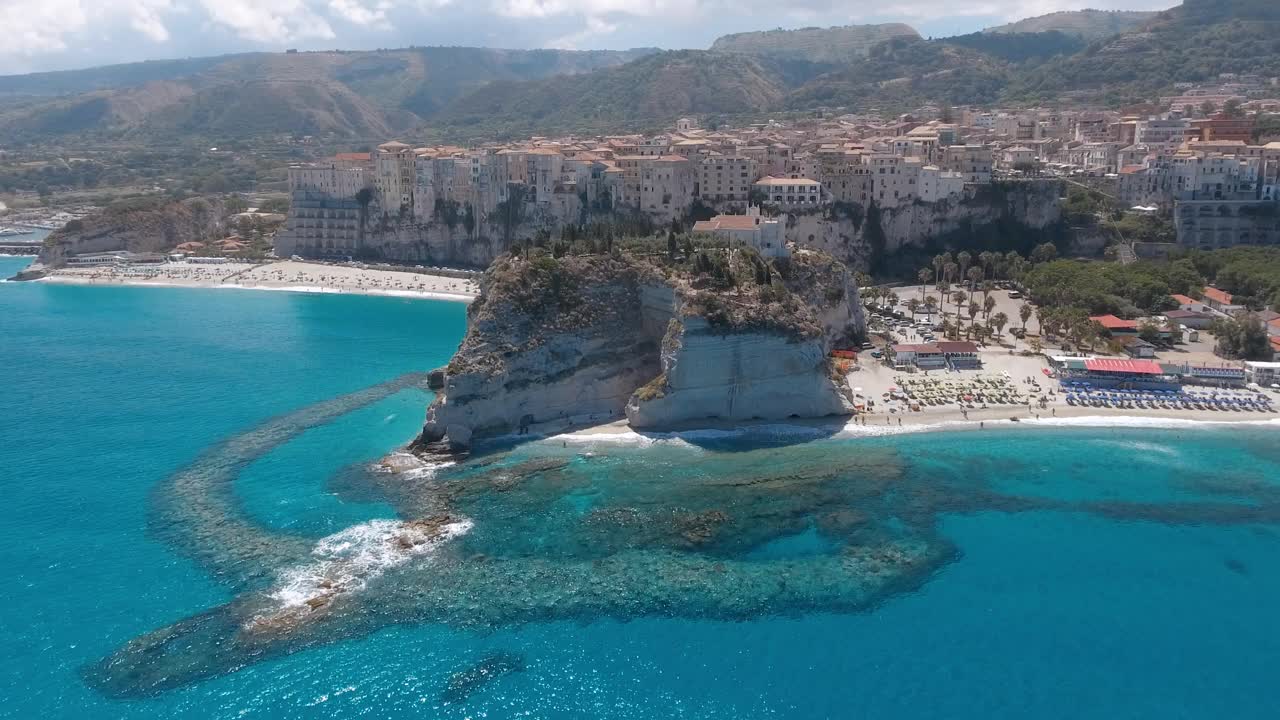 夏季的卡拉布里亚海岸线。Tropea天际线与水晶般清澈的海洋视频素材