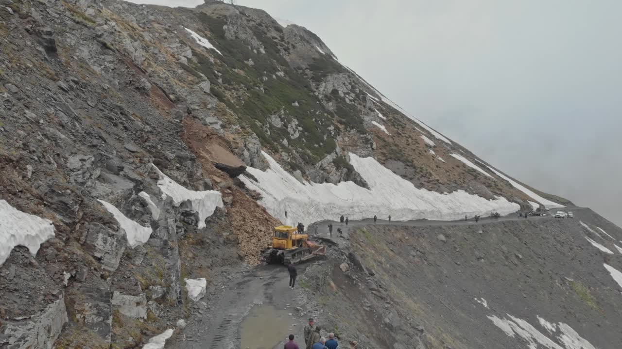 一群人在雪山上徒步旅行视频素材