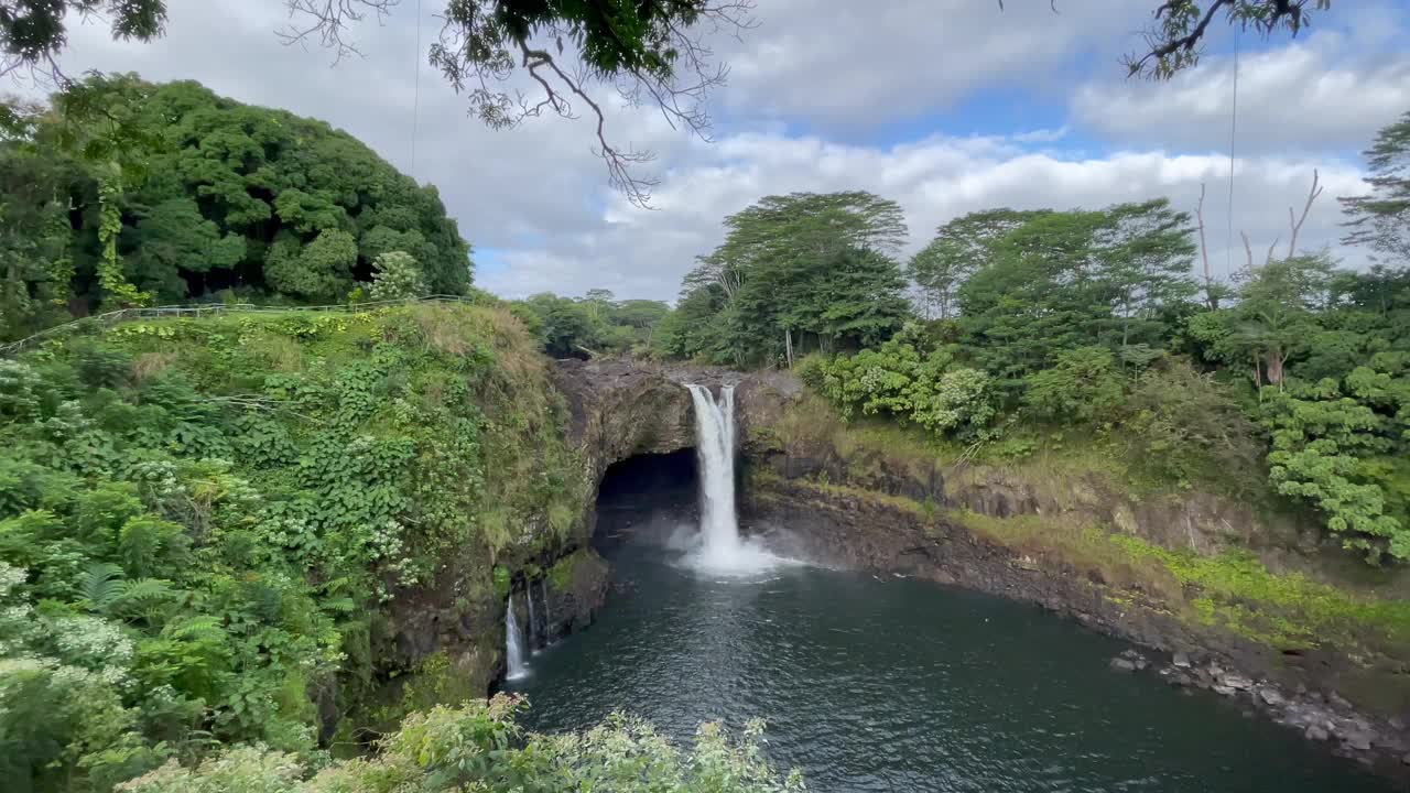 夏威夷大岛希洛的彩虹瀑布全景视频素材