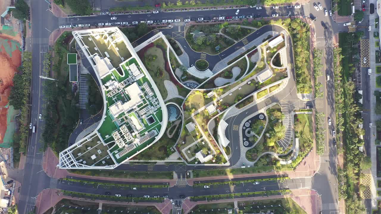 现代城市大型建筑屋顶花园鸟瞰图视频素材