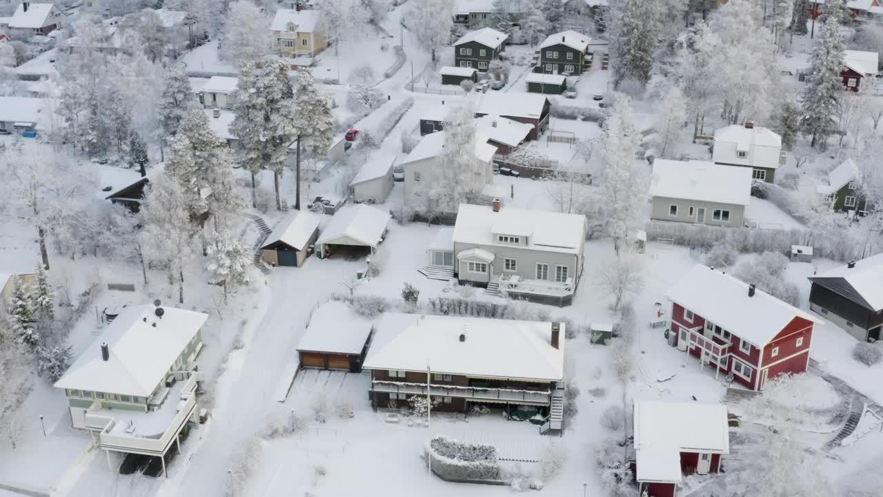 转动无人机捕捉别墅笼罩在一个宁静的冬雪毯。视频下载