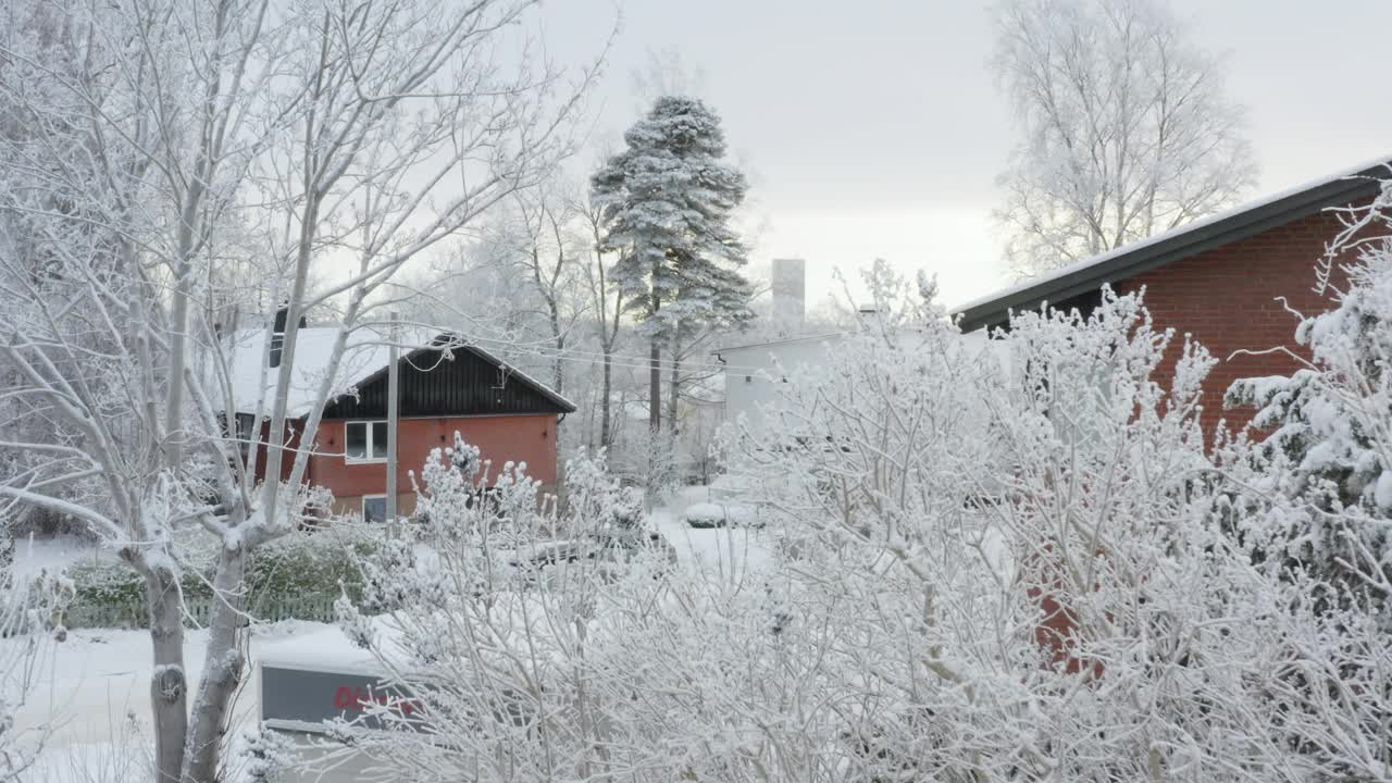 迷人的俯视视角宁静，白雪覆盖的别墅在冬季景观。视频下载