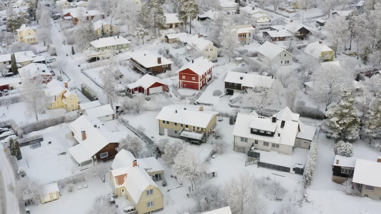 鸟瞰图，一个住宅区被一层原始的冬雪包围。视频下载