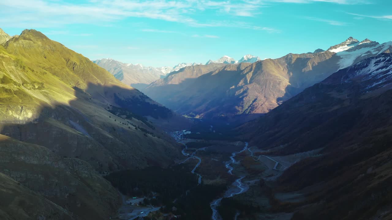 鸟瞰山脉和特雷克河视频素材