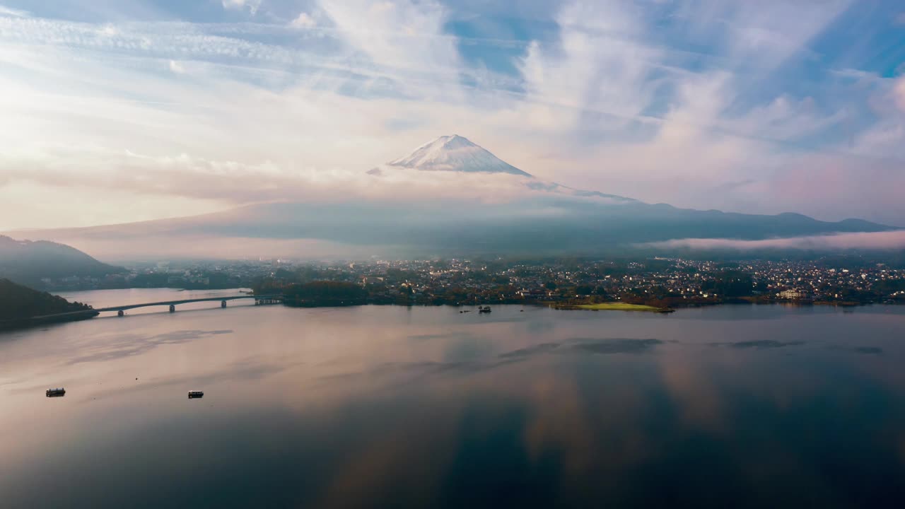 秋天的早晨，日本富士山川口湖的航拍延时超延时视图。无人机拍摄的富士山全景图。视频素材