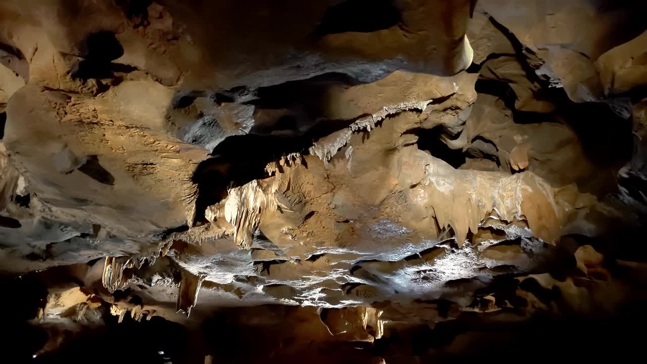 天花板上有钟乳石的洞穴。圣约瑟湾视频素材