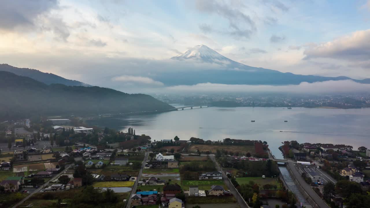 秋天的早晨，日本富士山川口湖的航拍延时超延时视图。无人机拍摄的富士山全景图。视频素材