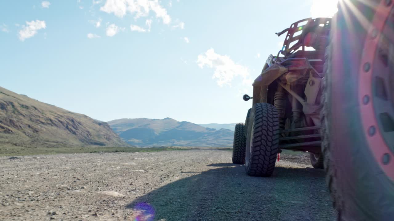 大动力轮4x4越野越野车在岩石野生道路在风景秀丽的山区视频素材