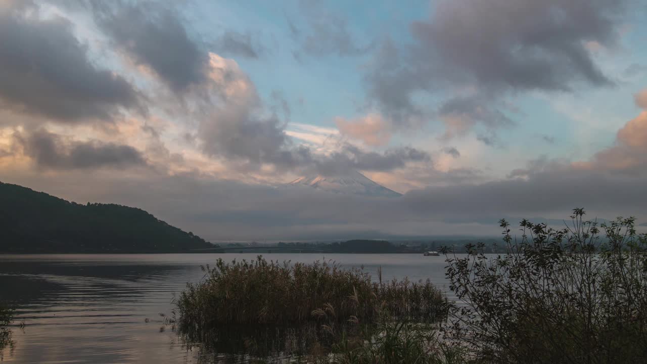 秋天的早晨，日本富士山川口湖的航拍延时超延时视图。无人机拍摄的富士山全景图。视频下载