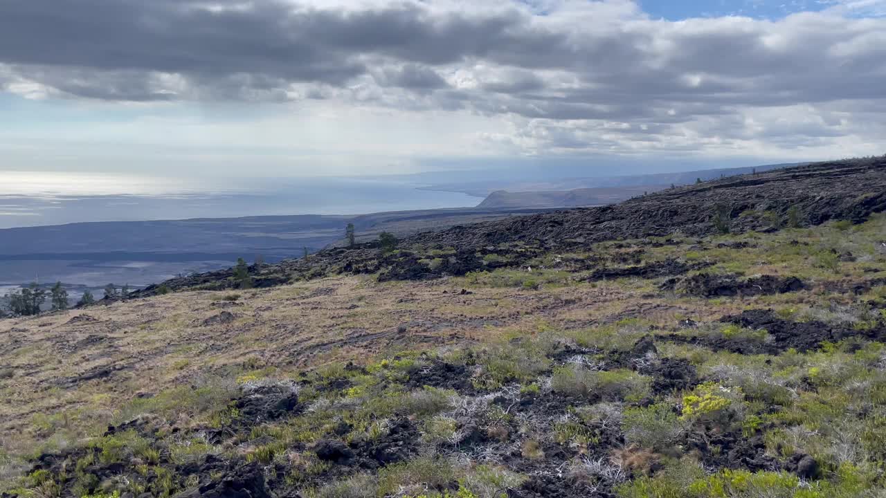 夏威夷大岛上的火山国家公园，鸟瞰火山海岸美景视频下载