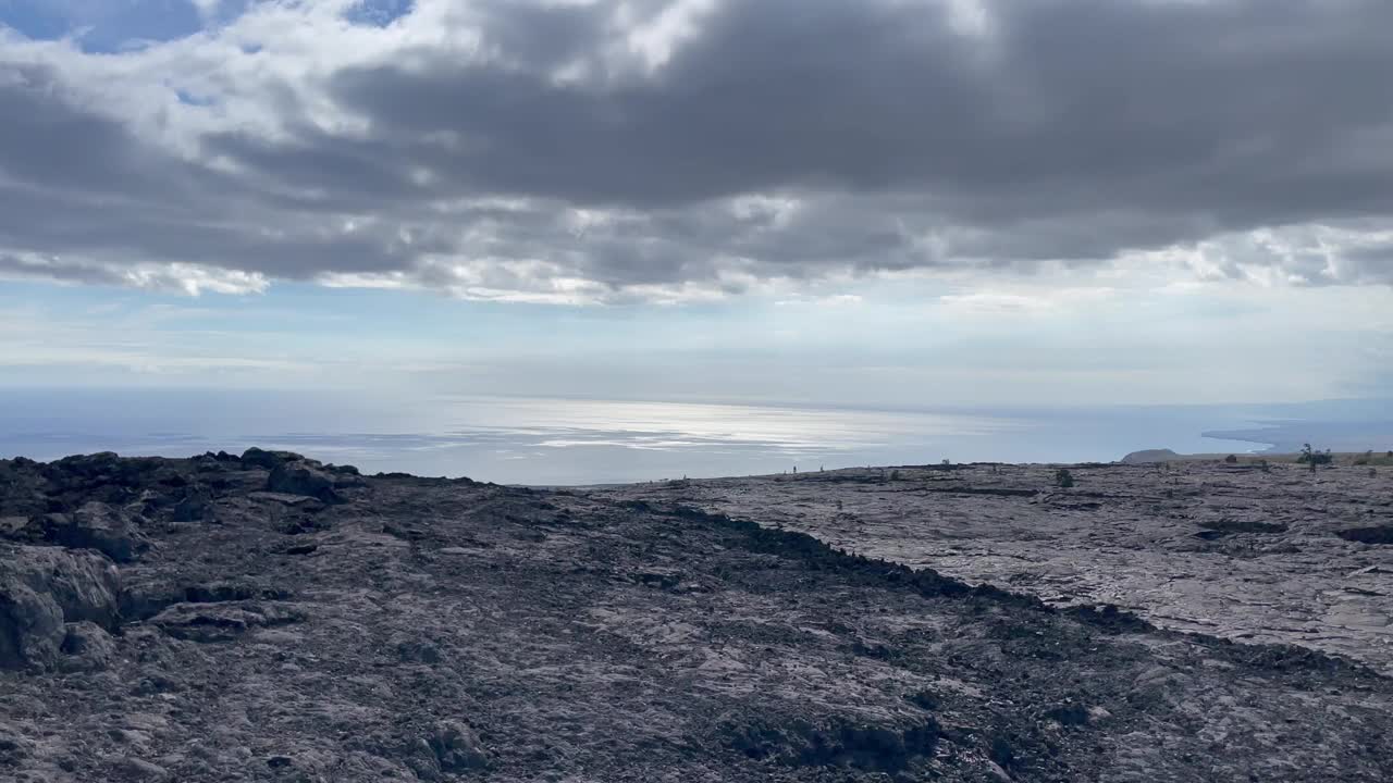 夏威夷大岛上的火山国家公园，鸟瞰火山海岸美景视频下载