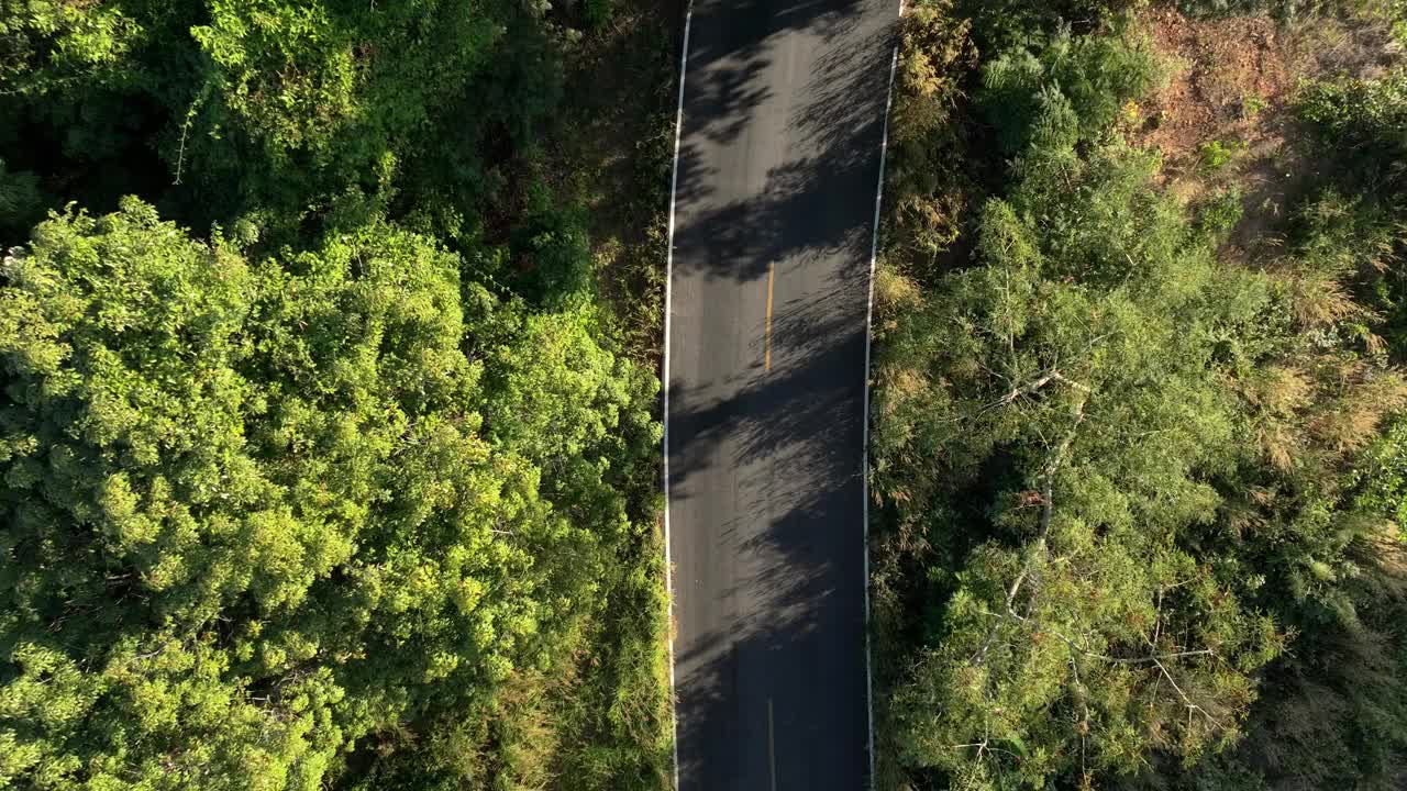 无人机鸟瞰图驾驶穿过山路日落视频素材