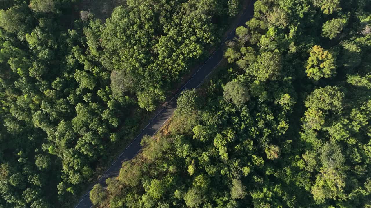 无人机鸟瞰图驾驶穿过山路日落视频素材