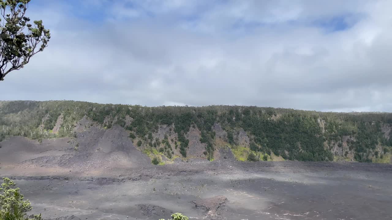 夏威夷大岛火山国家公园的基拉韦厄伊基火山口鸟瞰全景视频素材