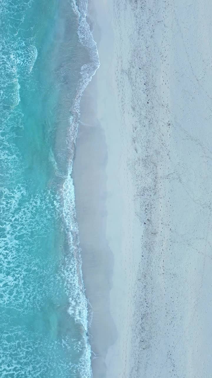 白色沙滩海岸鸟瞰图视频素材