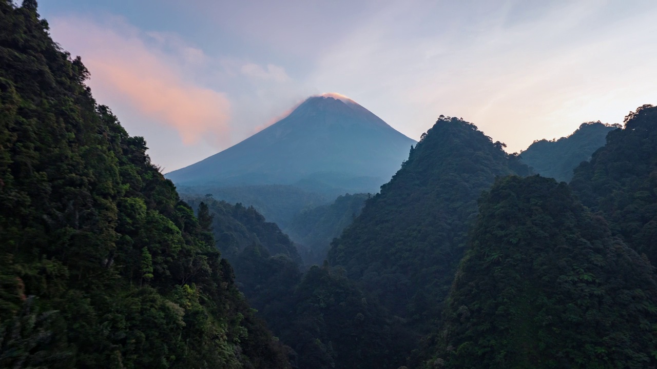 印尼爪哇岛，日出时，无人机飞越山谷，俯瞰默拉皮活火山视频素材