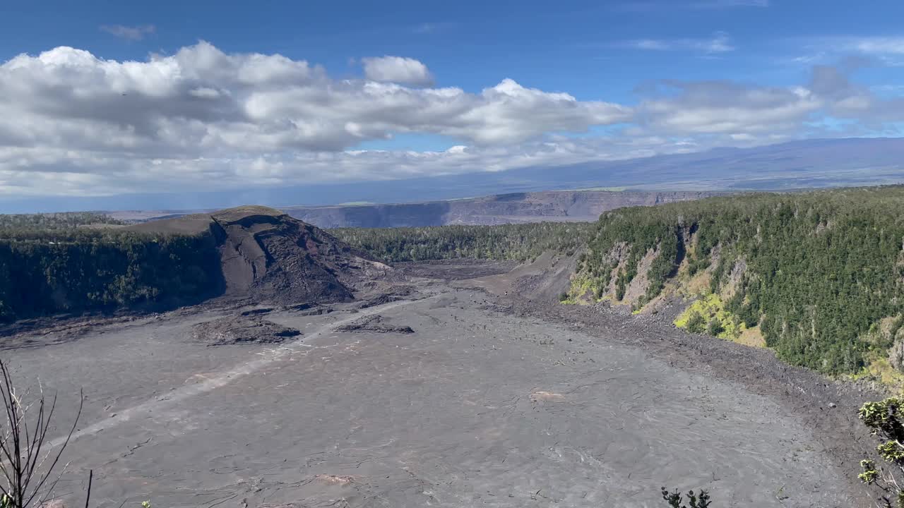 夏威夷大岛火山国家公园的基拉韦厄伊基火山口鸟瞰全景视频素材