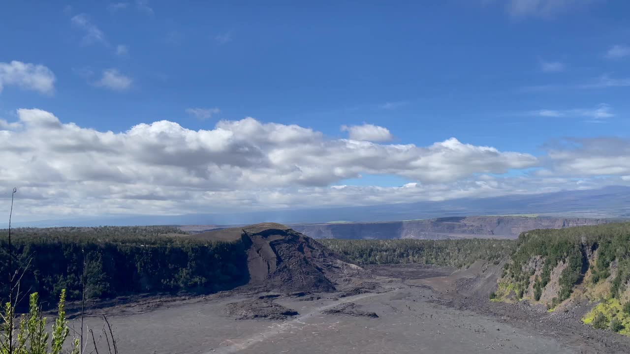 夏威夷大岛火山国家公园的基拉韦厄伊基火山口鸟瞰全景视频素材