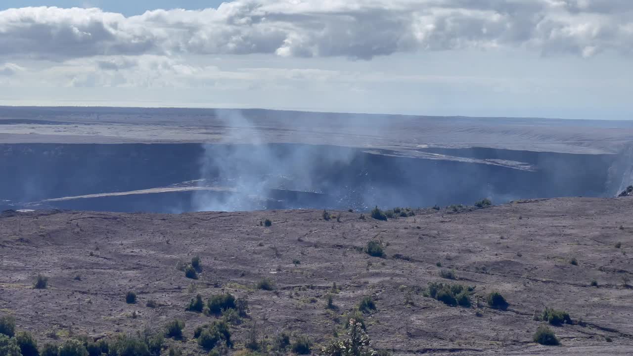 夏威夷大岛，火山国家公园，基拉韦厄火山口景色优美视频下载