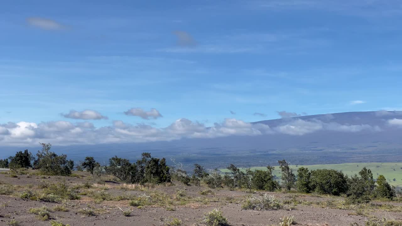 夏威夷大岛火山国家公园基拉韦厄火山口边缘的莫纳罗亚风景视频下载