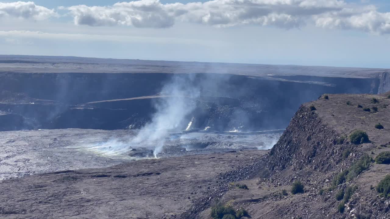 夏威夷大岛，火山国家公园，基拉韦厄火山口景色优美视频下载